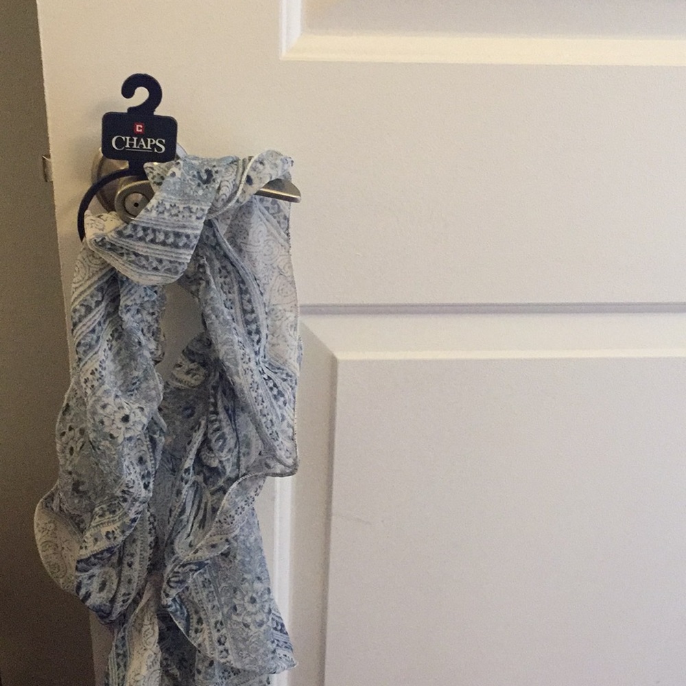 NWT Chaps ruffled scarf